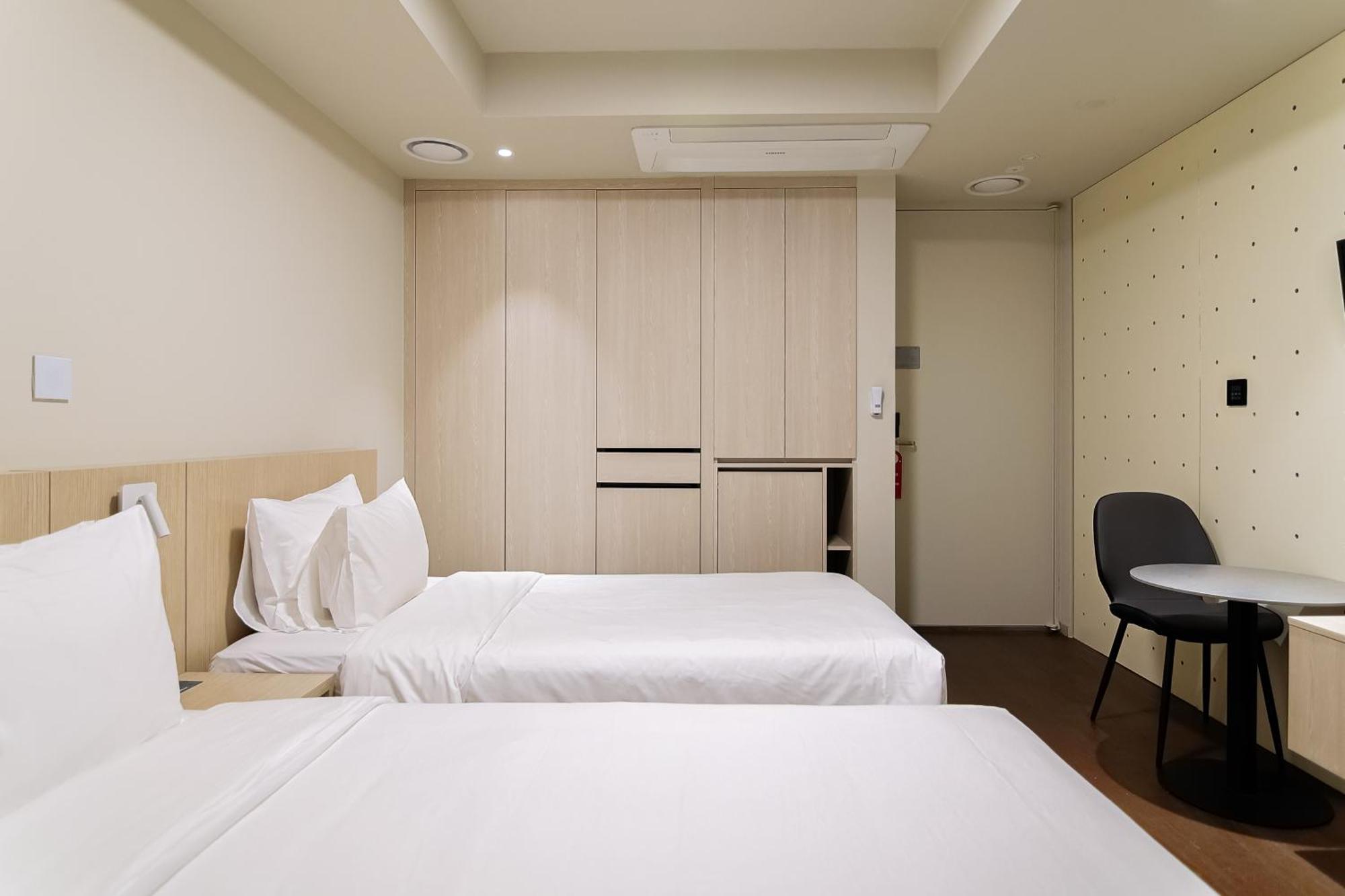 Homes Red Myeongdong Khách sạn 4*