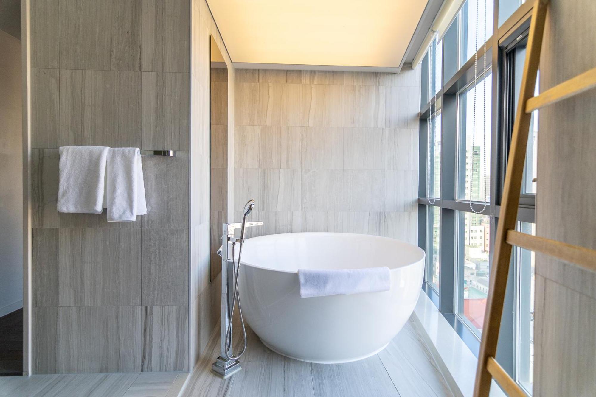 Khách sạn Homes Red Myeongdong 4*